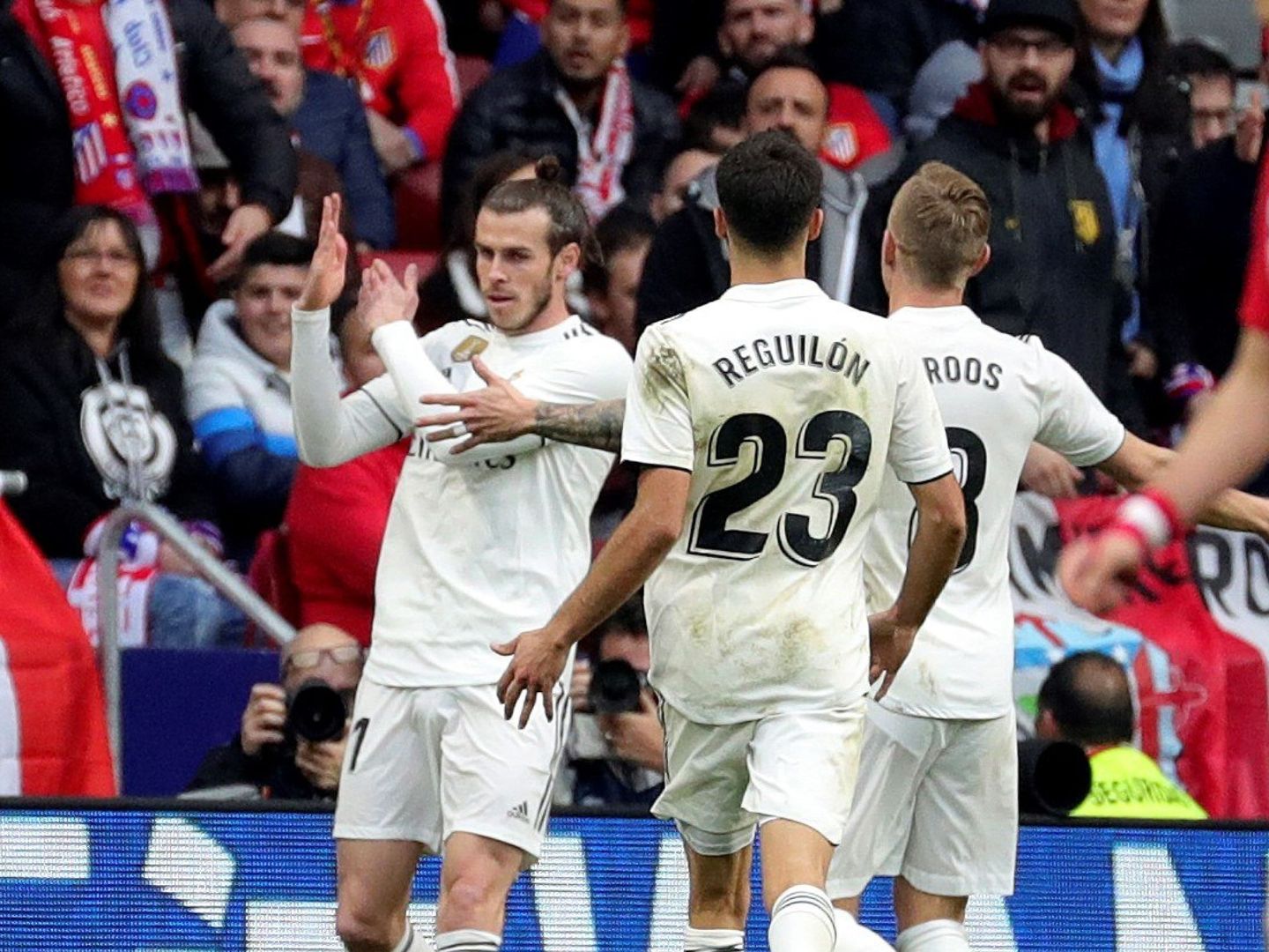 Bale hace un corte de mangas tras marcar en el derbi del Wanda Metropolitano. (Efe)