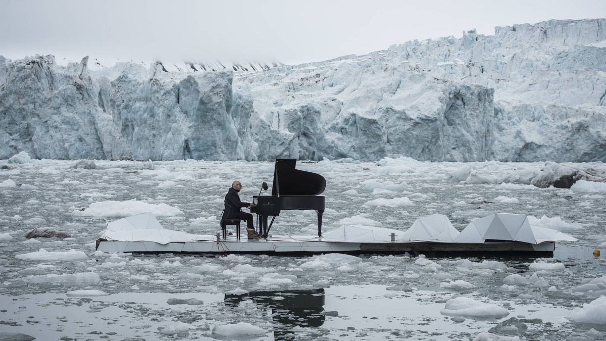  Ludovico Einaudi da un espectacular recital sobre las aguas del Ártico