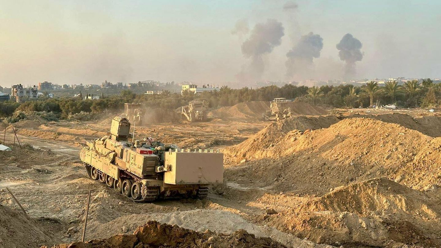 Puma con lanzador CARPET y bulldozers trabajando. (IDF)