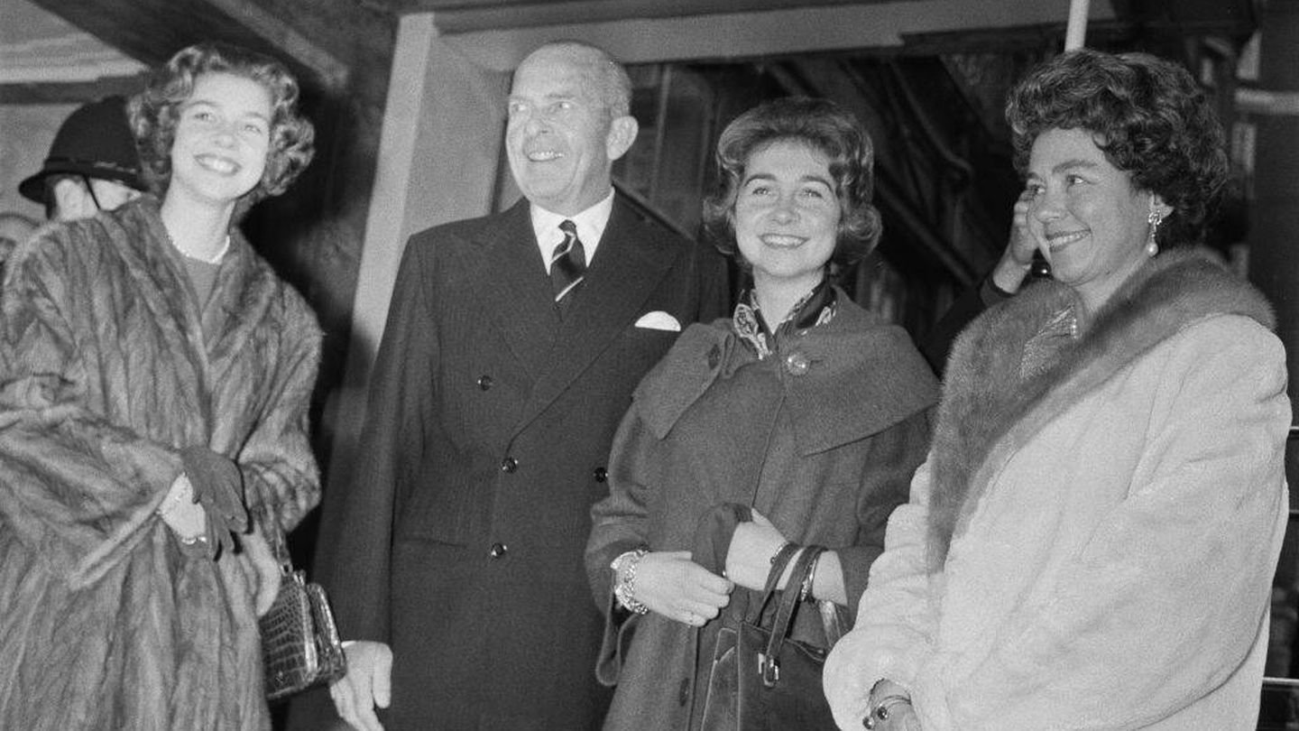 La entonces princesa Sofía, en 1961 junto a Irene de Grecia y sus padres, Pablo y Federica. (Getty/Hulton Archive)