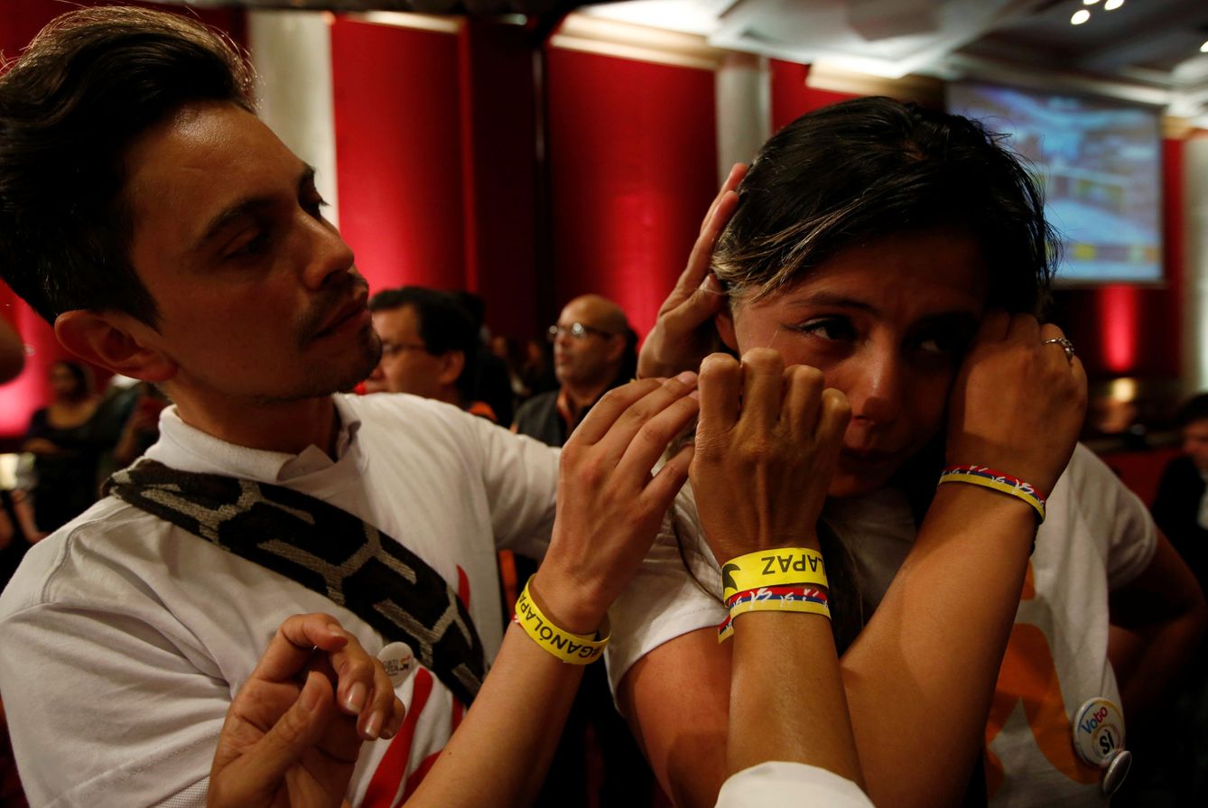 Una partidaria del sí llora en la sede. (Reuters)