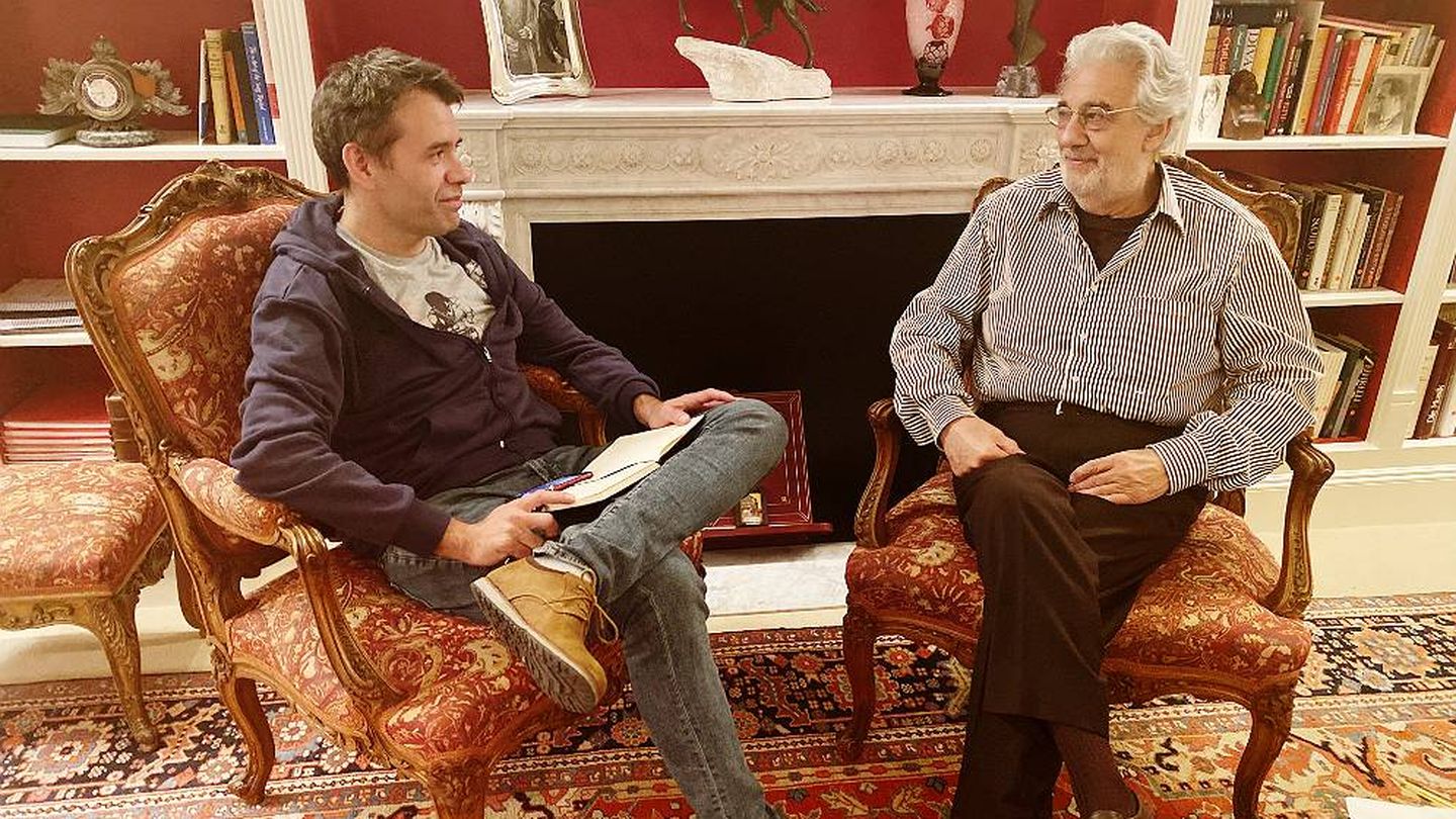 Plácido Domingo, junto a Rubén Amón, durante la entrevista. (El Confidencial)