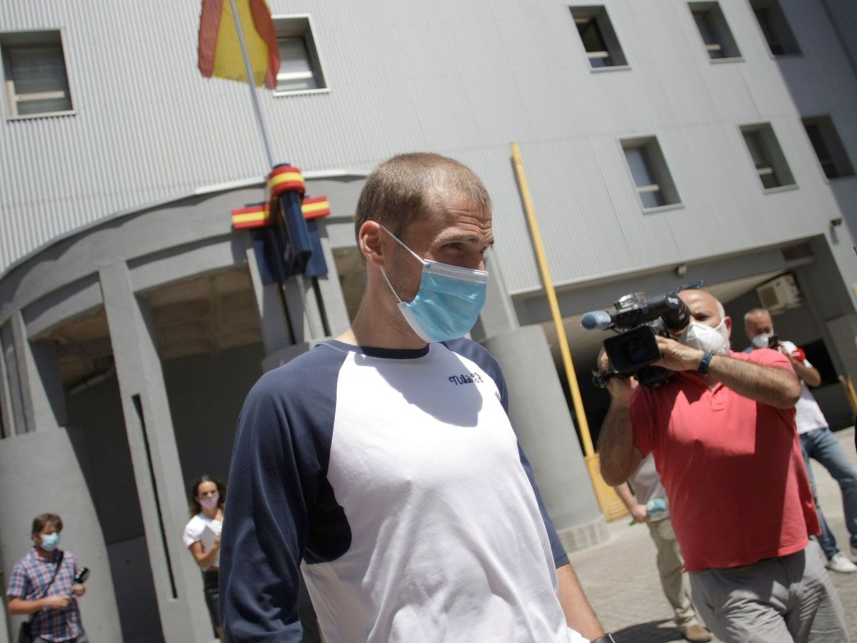Foto: El capitán del Deportivo, a la salida de comisaria. (EFE)