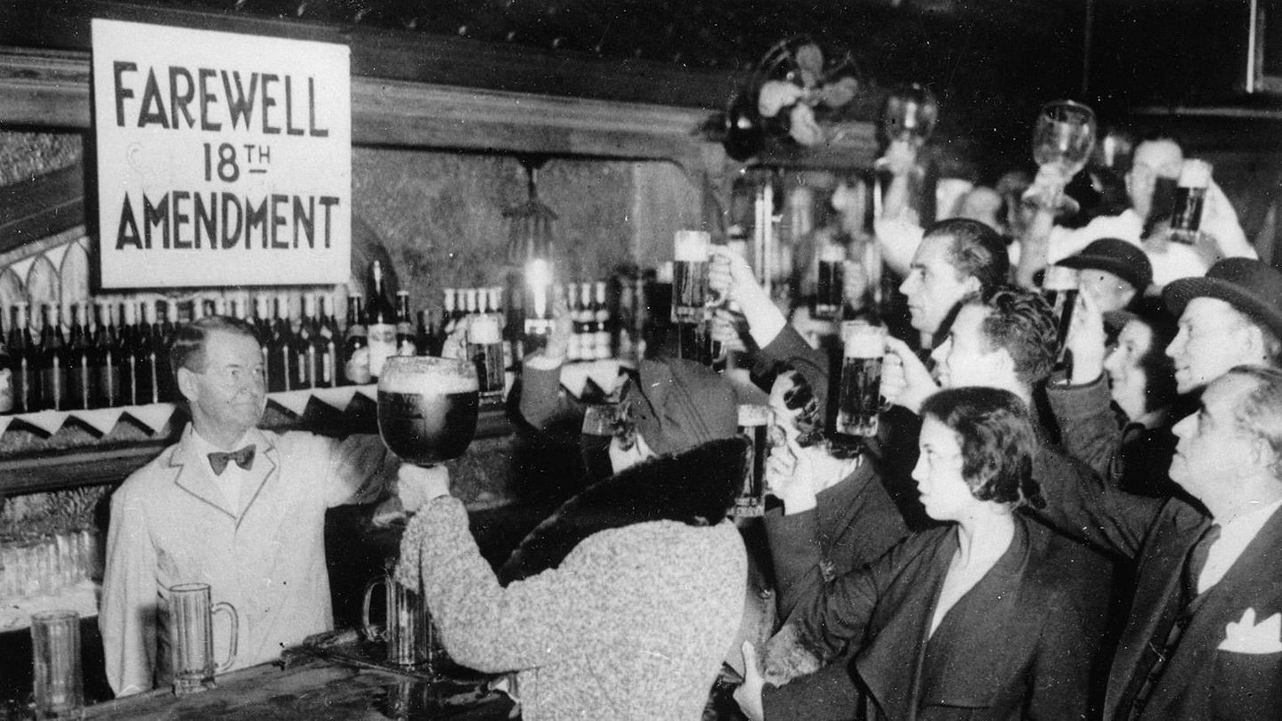 Neoyorkinos celebran el final de la ley seca en 1933.