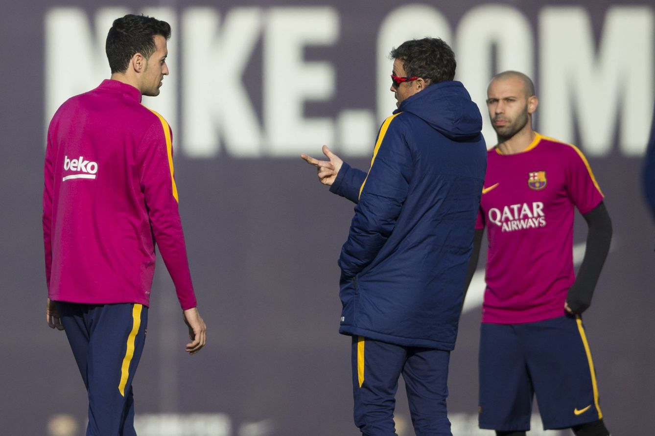 Luis Enrique habla con Sergio Busquets durante un entrenamiento del Barça. (Efe)