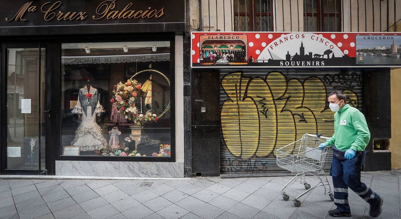 Imagen de tiendas cerradas en Sevilla. (EFE)