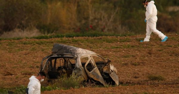 Foto: Los forenses en el campo donde una poderosa bomba voló el coche donde viajaba Daphne Caruana Galizia (REUTERS)