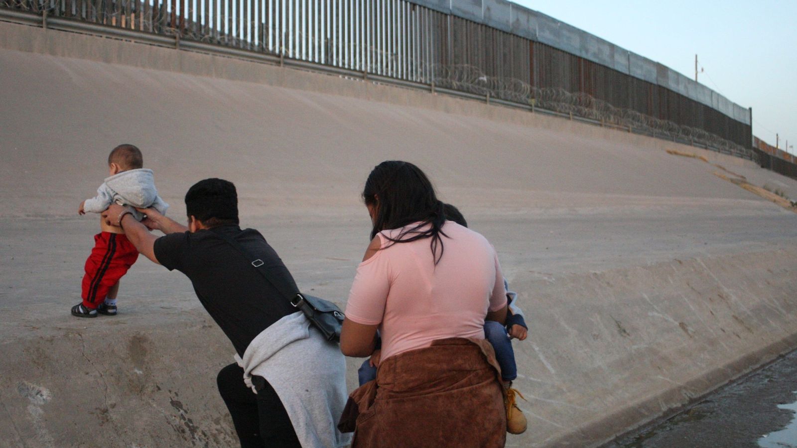 Foto: Migrantes tratan de cruzar la frontera hacia Estados Unidos. (EFE)