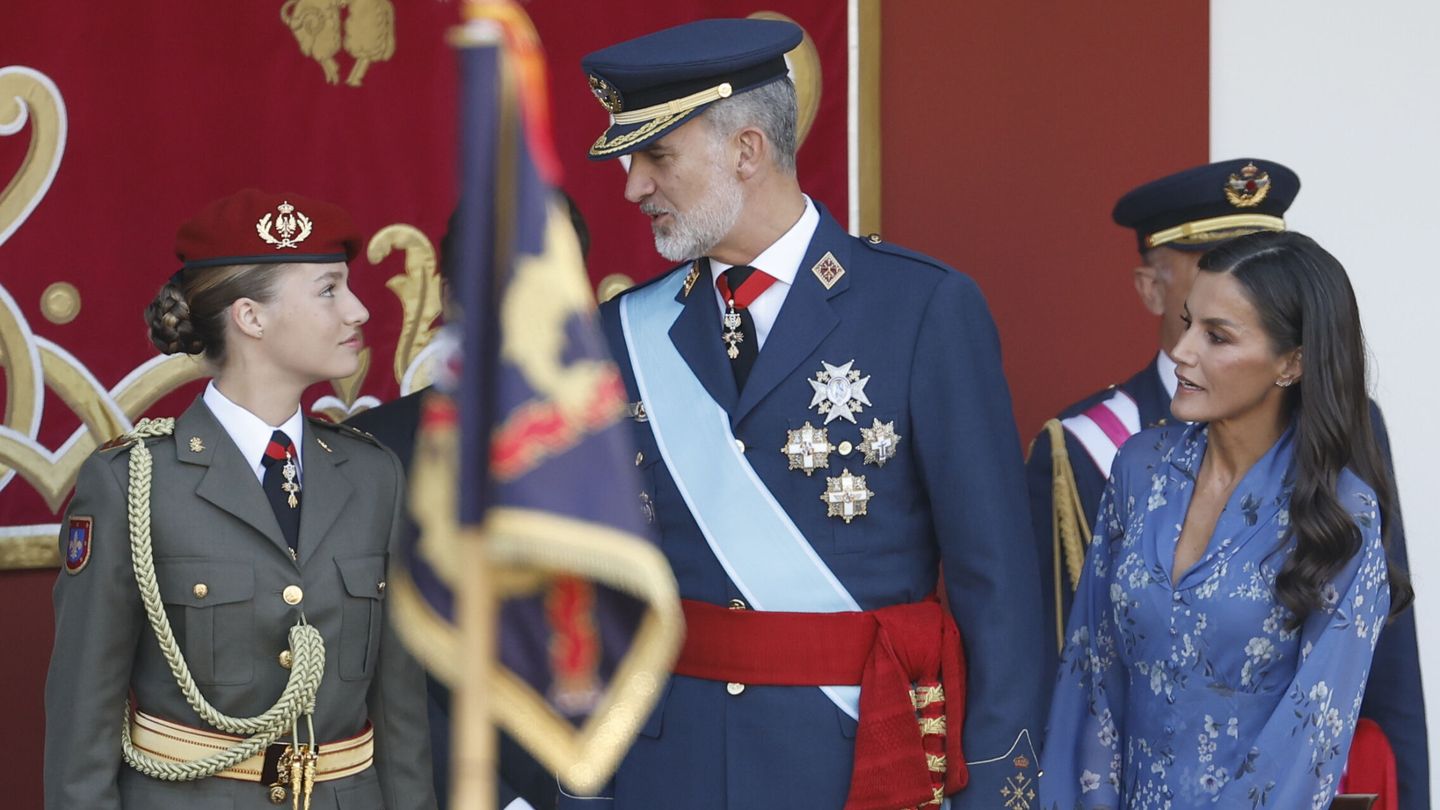 La princesa de Asturias, el rey Felipe VI y la reina Letizia, presiden el desfile del Día de la Fiesta Nacional en Madrid. (EFE)