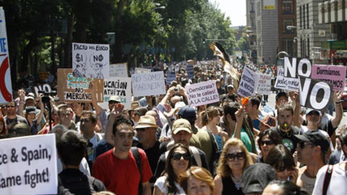Miles de manifestantes 'indignados' vuelven a inundar el centro de Madrid