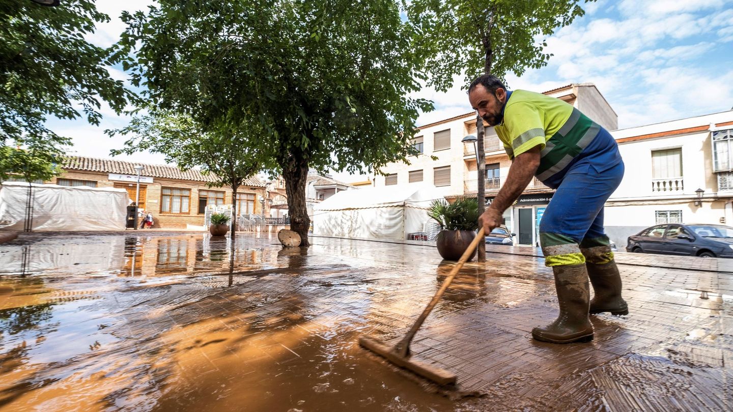 Un operario trabaja en una calle de la localidad toledana de Mora. (EFE)