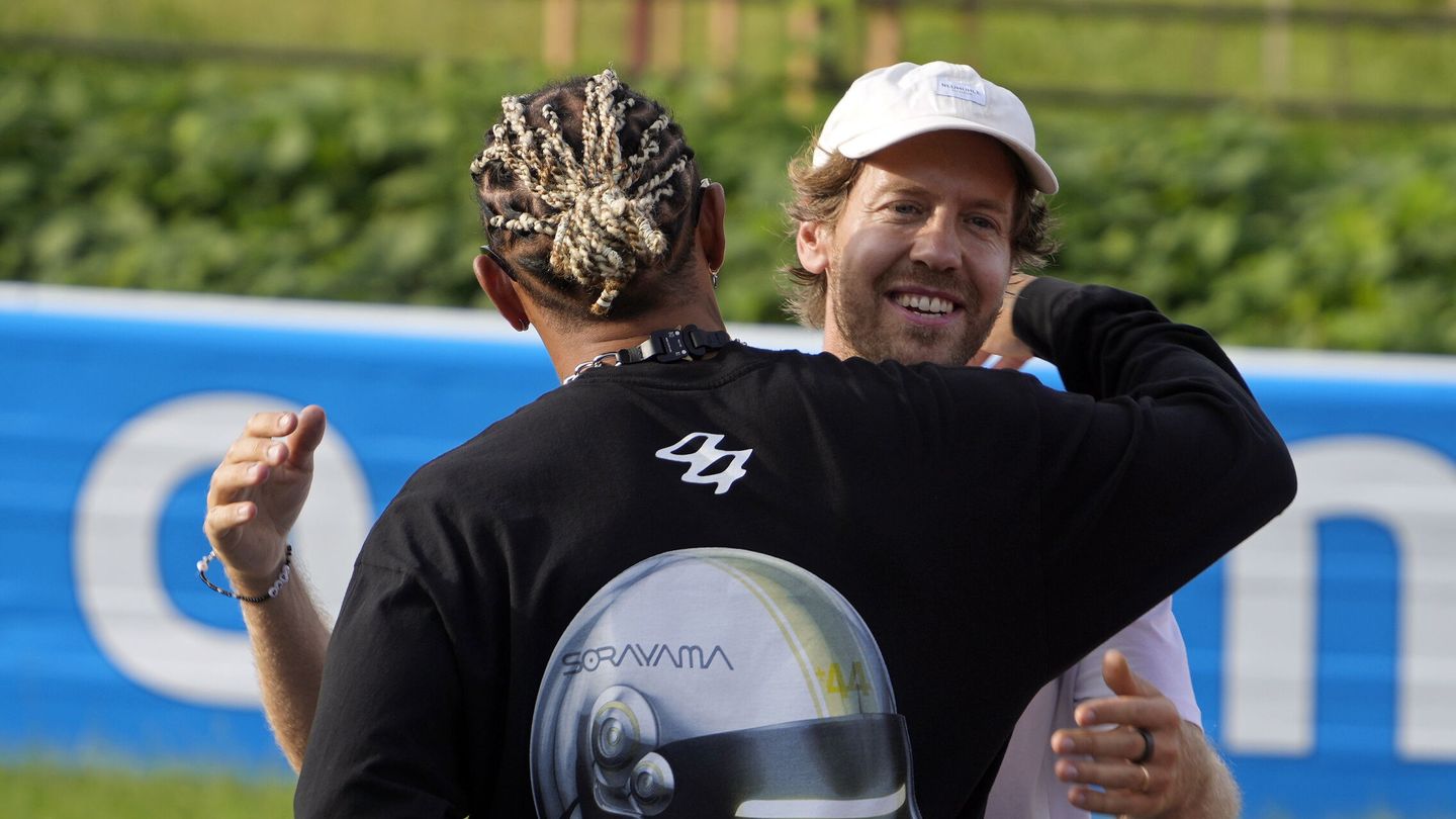 Vettel, junto a Hamilton. (EFE/Franck Robichon)