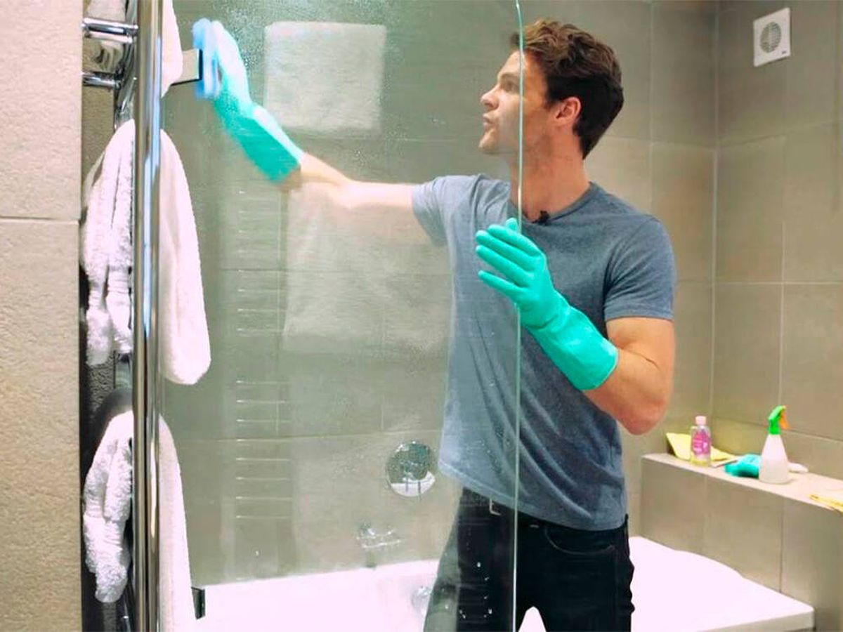 Foto: Cómo limpiar de forma fácil los cristales de la mampara de la ducha con este truco (iStock)