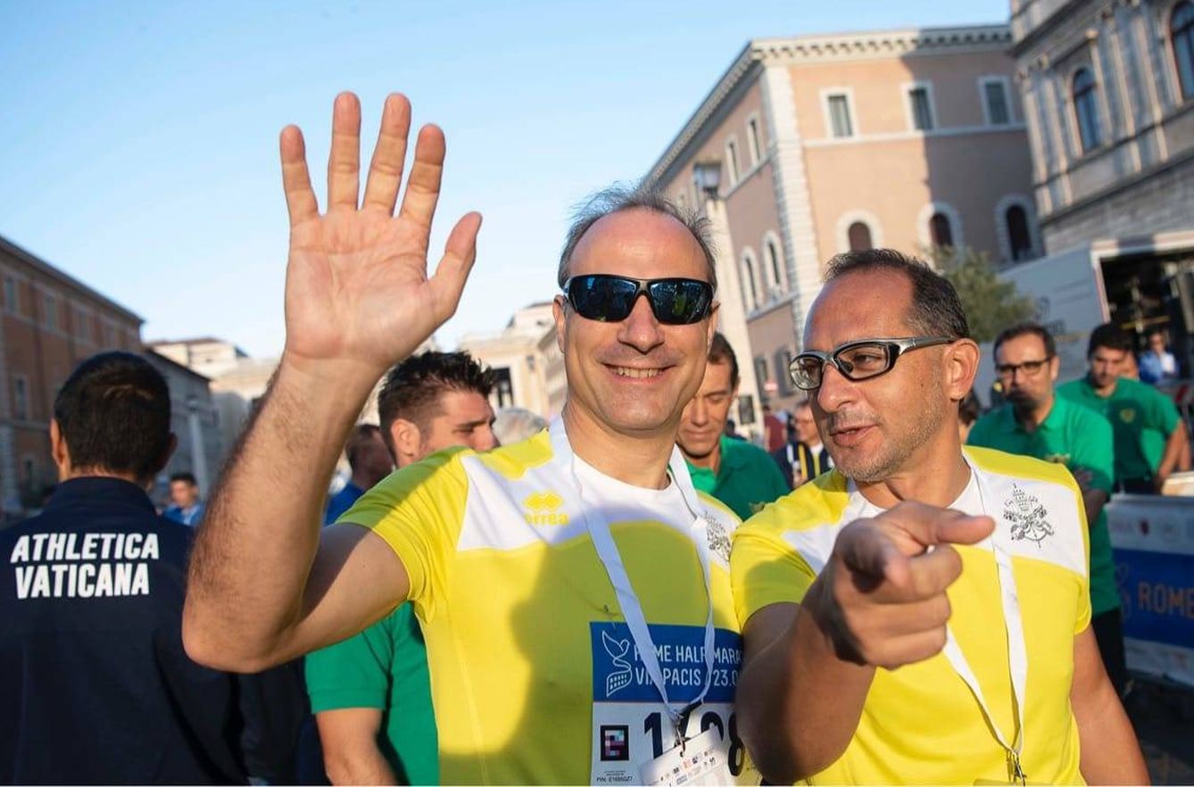 Melchor Sánchez de Toca (i) también se ha animado a correr. (Foto: Athletica Vaticana)