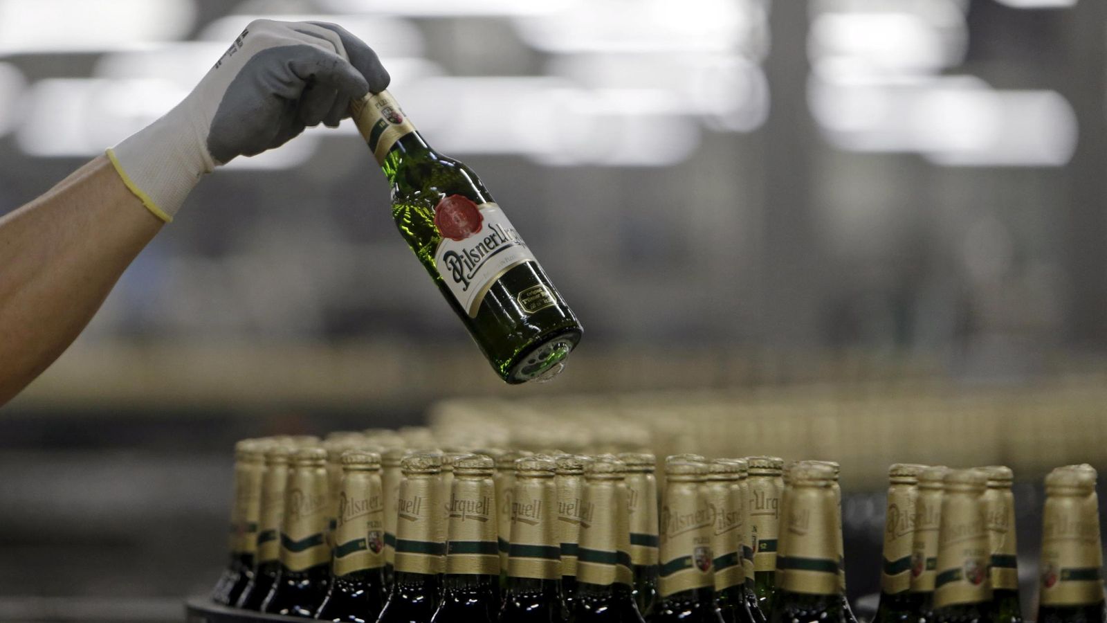 Foto: Cadena de producción de una de las cervezas producidas por ABInbev. (Reuters)