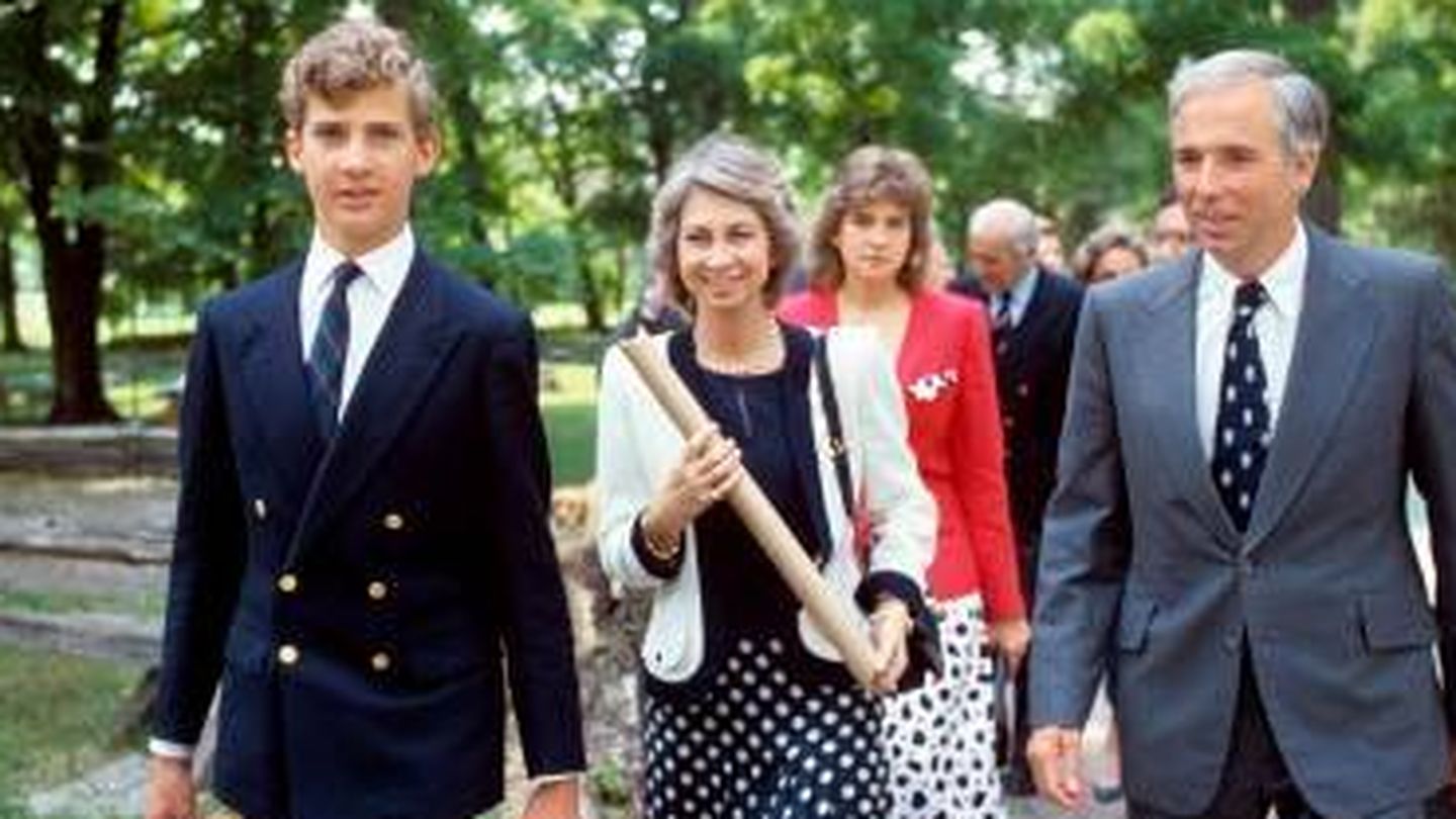 El príncipe Felipe, en el Lakefield College School de Toronto junto a la reina Sofía en 1985. (Casa Real)