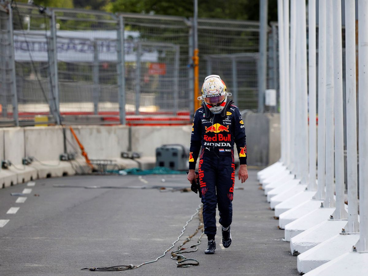 Foto: Verstappen, abatido tras su pinchazo. Más tarde, un error condenaría a Hamilton, su máximo rival. (Reuters)