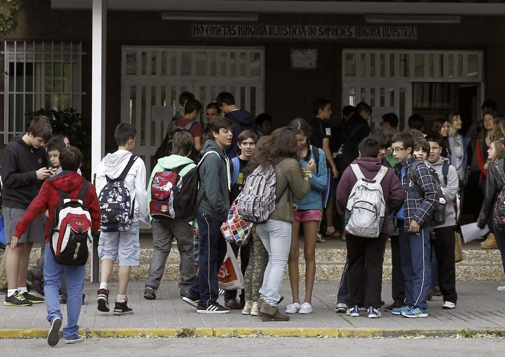 Foto: Varios estudiantes en la entrada de su instituto (EFE)