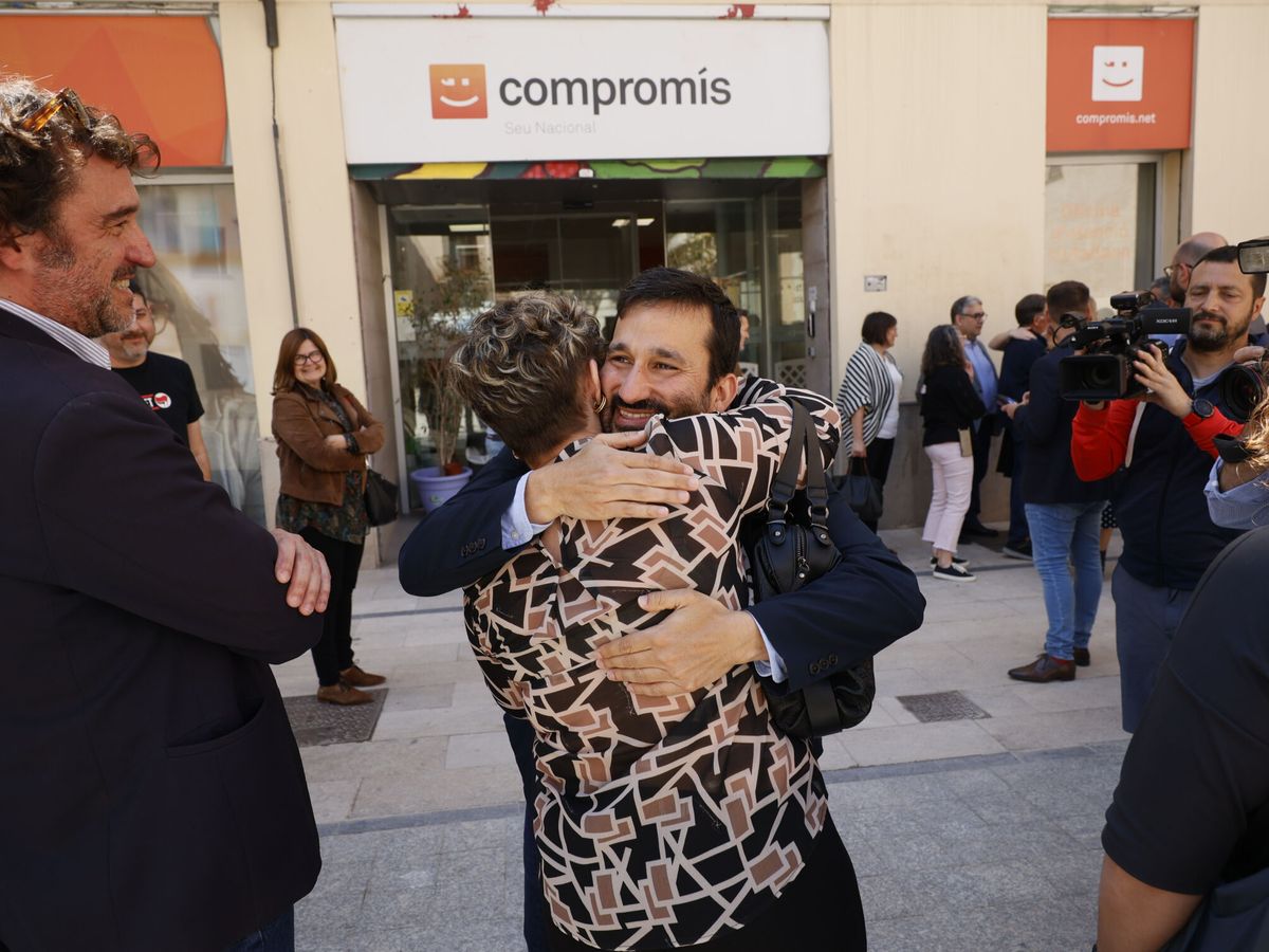 Foto: Marzà se abraza a Tamarit este miércoles. (EFE/Biel Aliño)