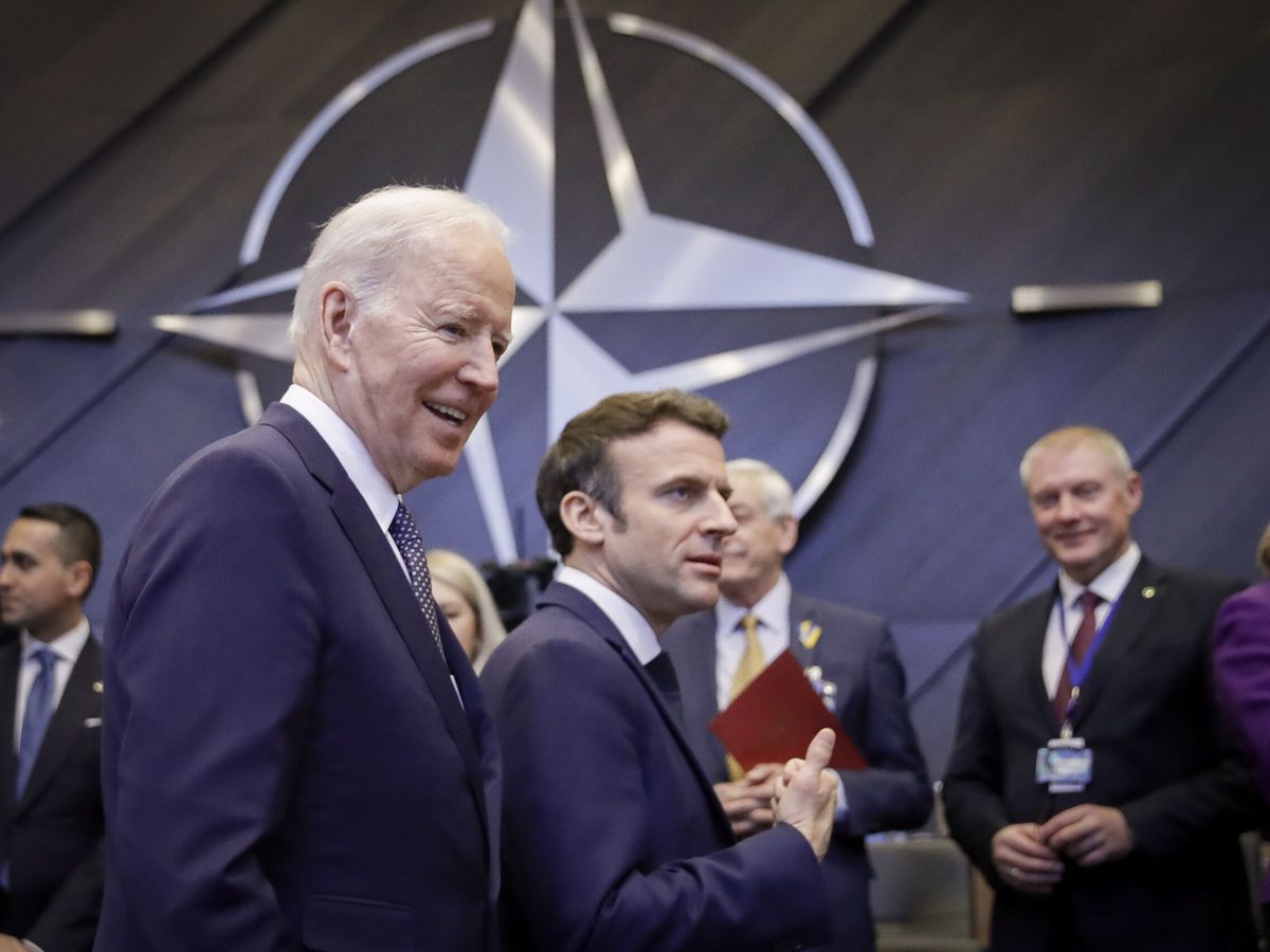 Foto: Joe Biden junto a Emmanuel Macron. (EFE/Olivier Hoslet)