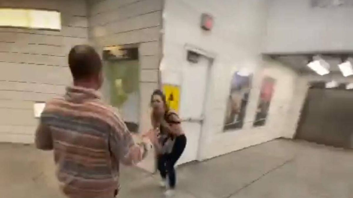 Un ladrón intenta arrancarle el collar a una chica en el metro y su salvador arrasa en redes