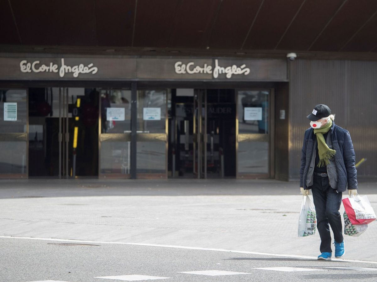 Foto: Una mujer camina frente a un centro de El Corte Inglés, en Barcelona. (EFE)