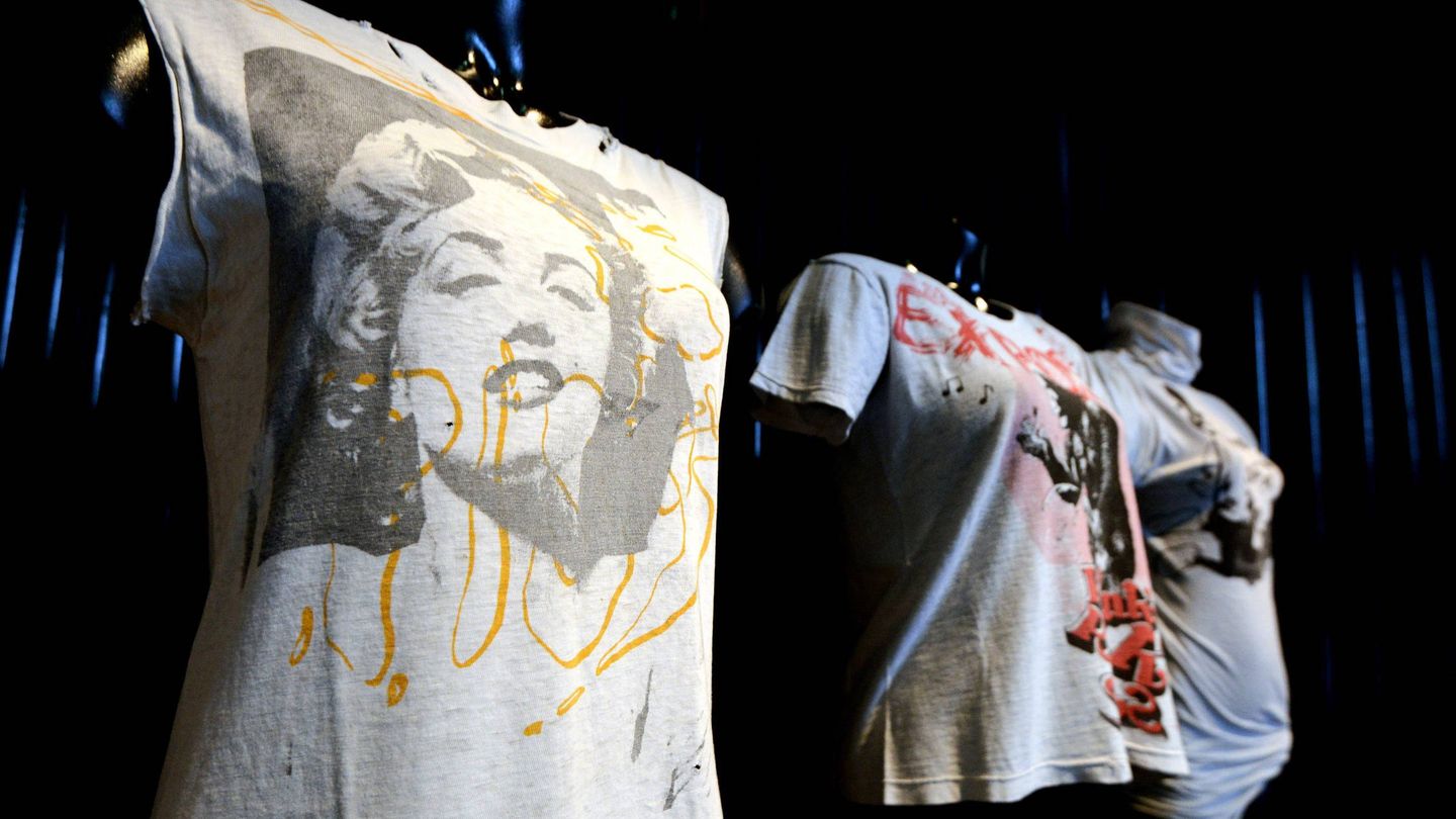 Vista de la camiseta Piss Marilyn, creada por los diseñadores británicos Vivienne Westwood y Malcolm McLaren. (EFE)
