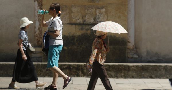 Foto: Turistas pasean por los alrededores de la Mezquita-Catedral de Córdoba, donde se esperan hasta 38ºC este fin de semana. (EFE)