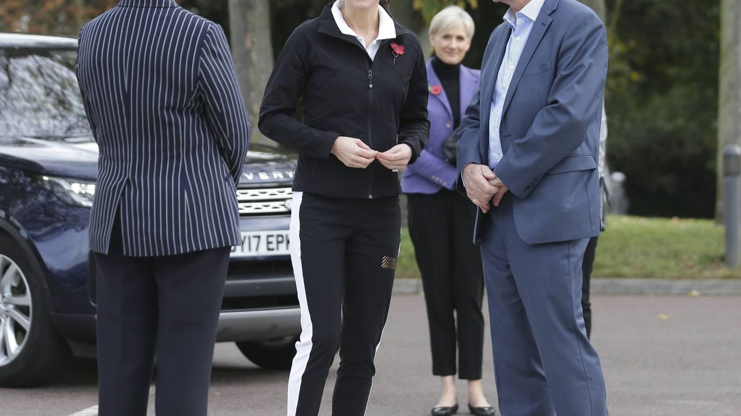 Kate Middleton observada por Quinn (detrás de ella) durante una visita al National Tennis Centre de Londres. (Cordon Press)
