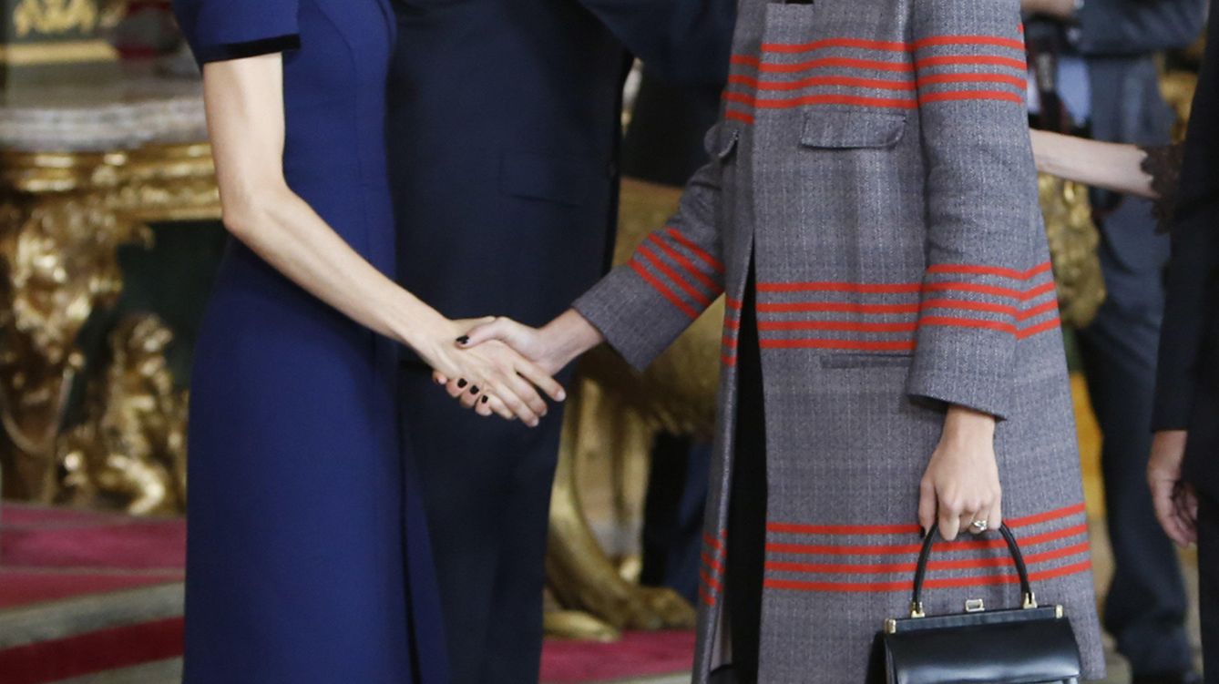 Foto: Eva Fernández saludando a su 'jefa', la Reina Letizia (Gtres)