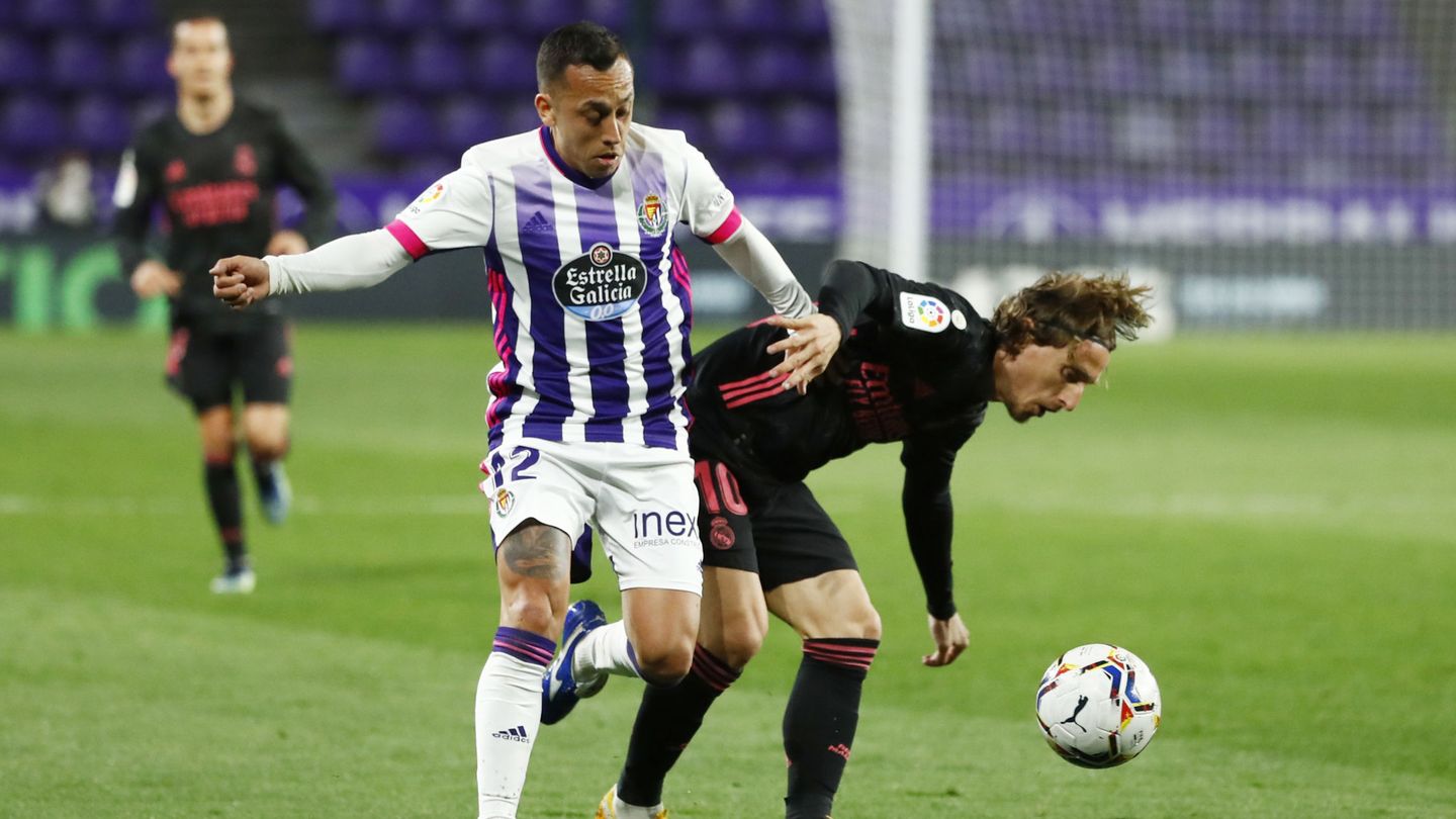 Fabián Orellana y Luka Modric pugnan por un balón. (Reuters)