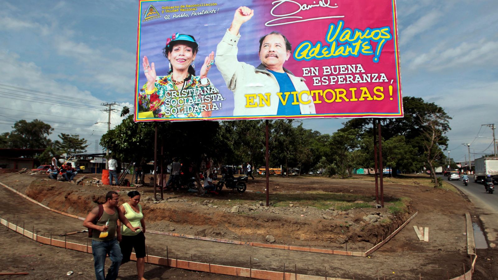 Foto: Una pareja pasa frente a un cartel de apoyo a Daniel Ortega y su esposa Rosario Murillo en Managua, el 3 de agosto de 2016