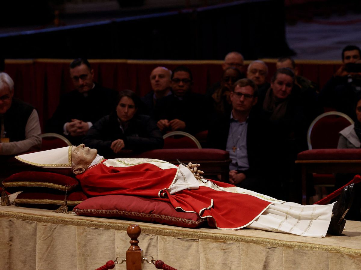 Foto: Capilla ardiente donde reposan los restos del papa emérito Benedico XVI en la Basílica de San Pedro en el Vaticano. (Reuters/Ciro De Luca)
