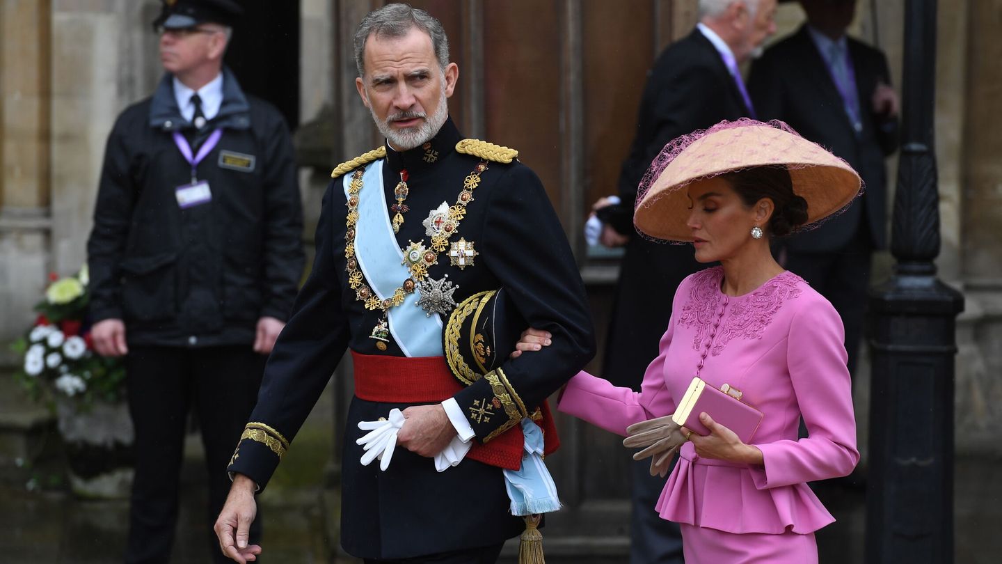 Los Reyes de España en la coronación de Carlos III. (Reuters)