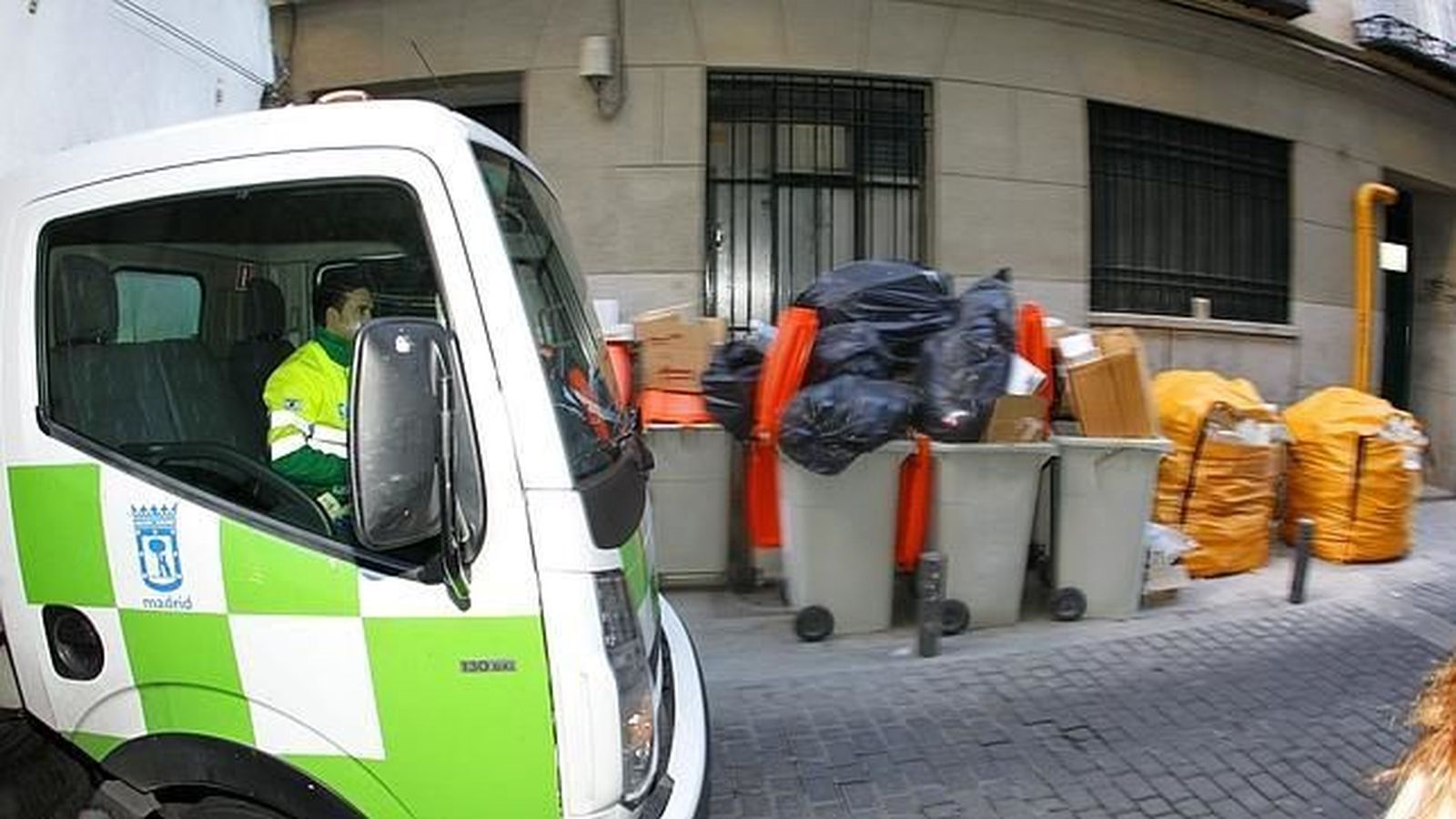 Foto: Camión de recogida de basura en Madrid. (EFE)