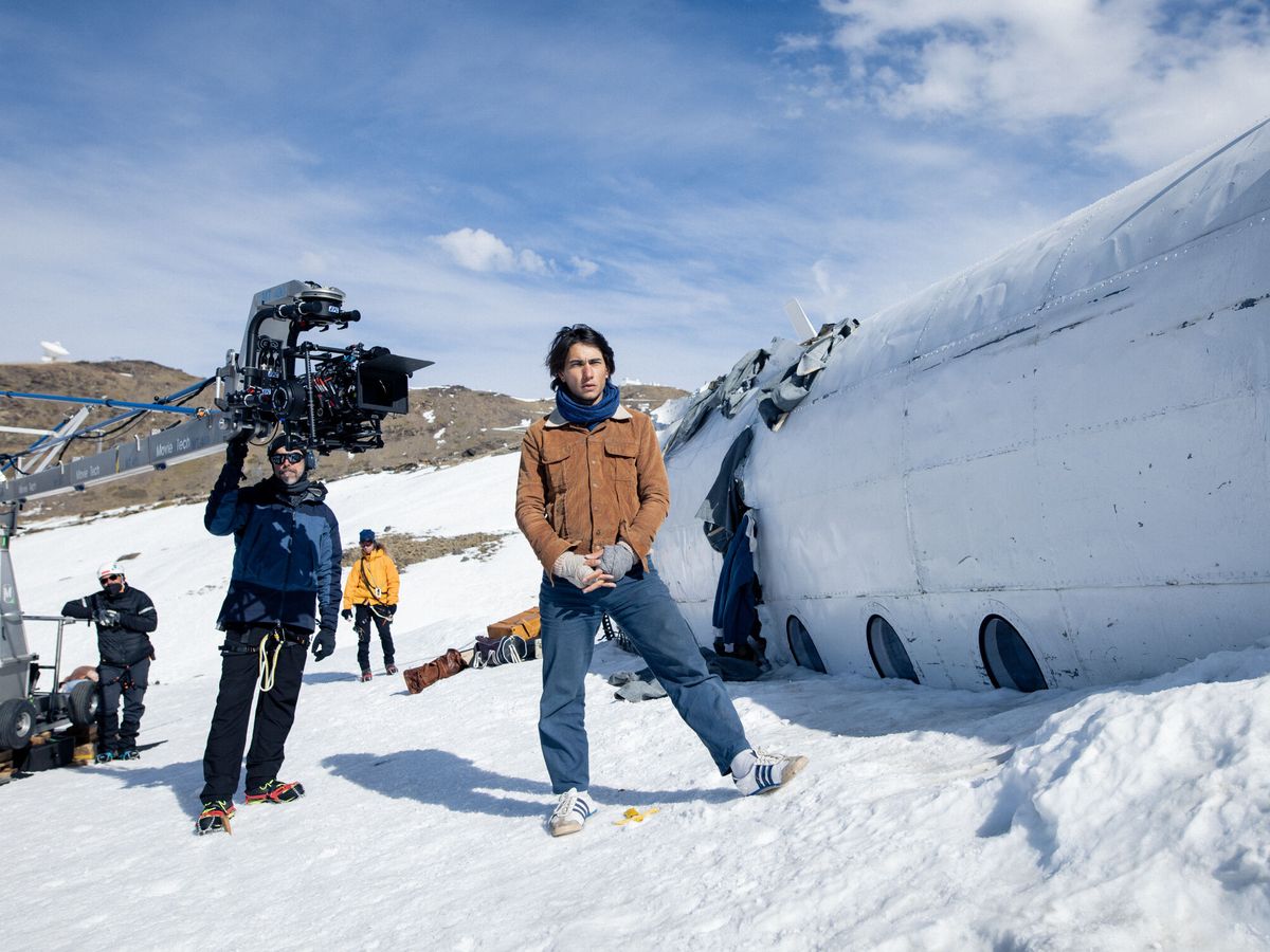 Foto: Fotografía cedida por Netflix de actores durante el rodaje de la película de 'La sociedad de la nieve'. EFE