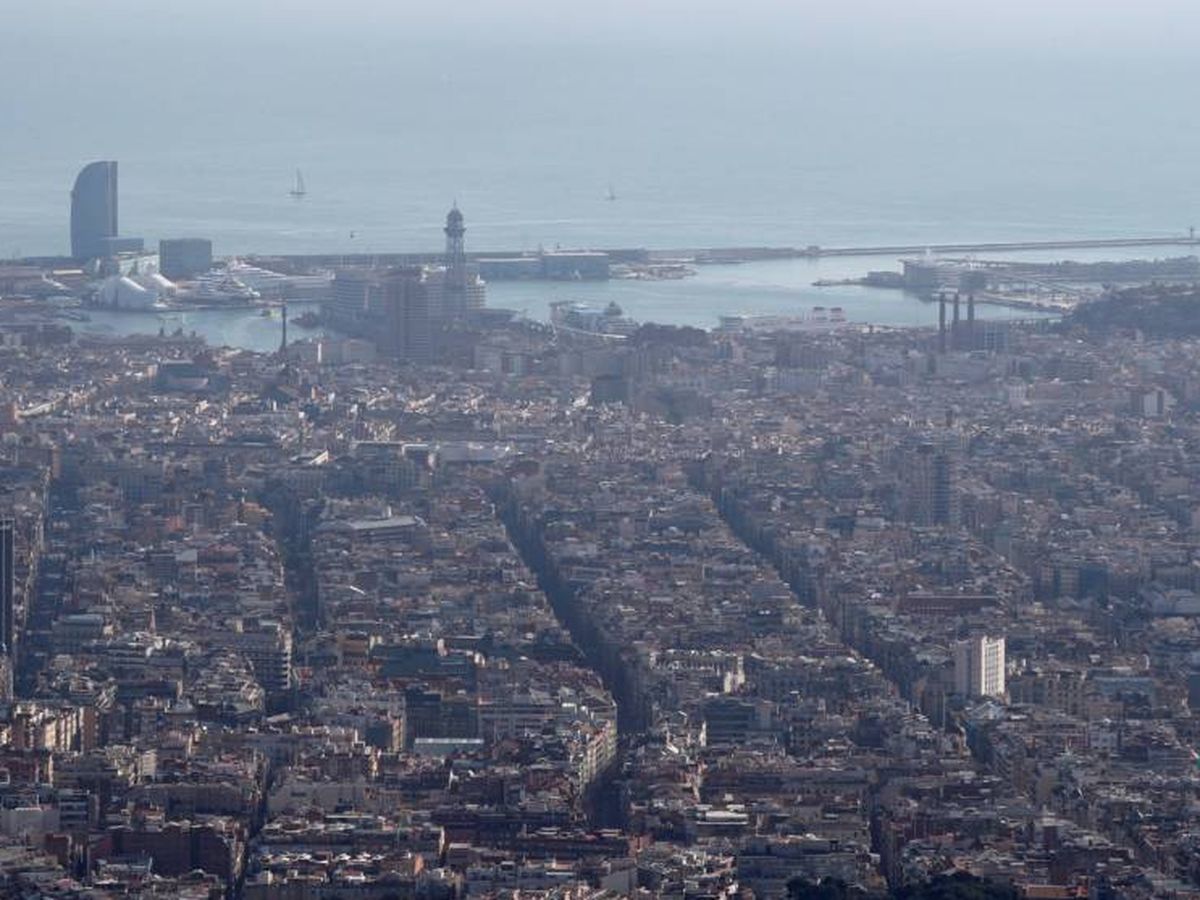 Foto: Foto de archivo de la contaminación en Barcelona. (Efe)