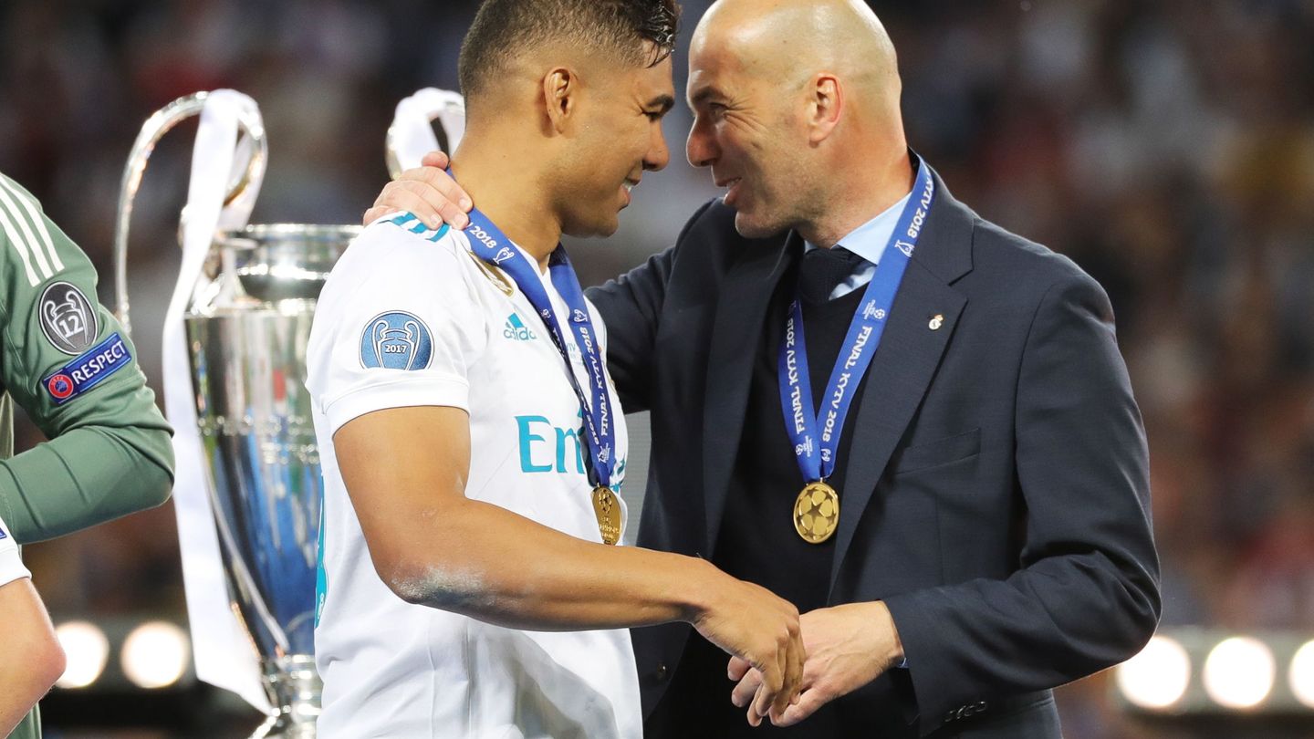 Zidane y Casemiro tras ganar una Champions. (Efe)