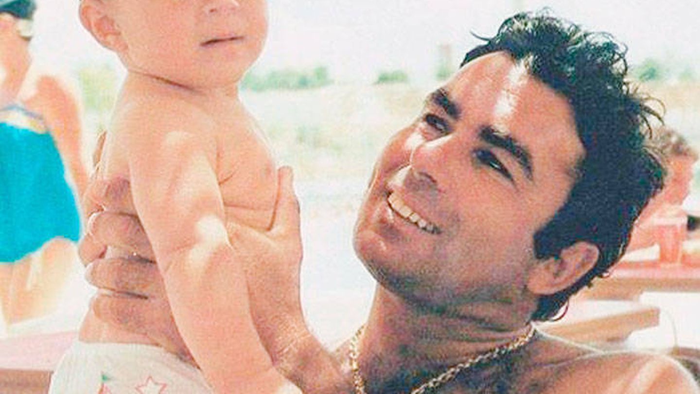 Kiko Rivera en brazos de su padre, Paquirri. (IG)