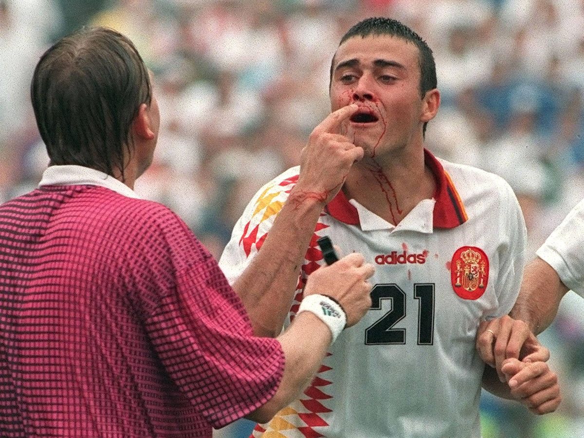 Photo: Luis Enrique, in the 1994 World Cup, after Tasotti's nudge.  (EFE/File/Kote Rodrigo)