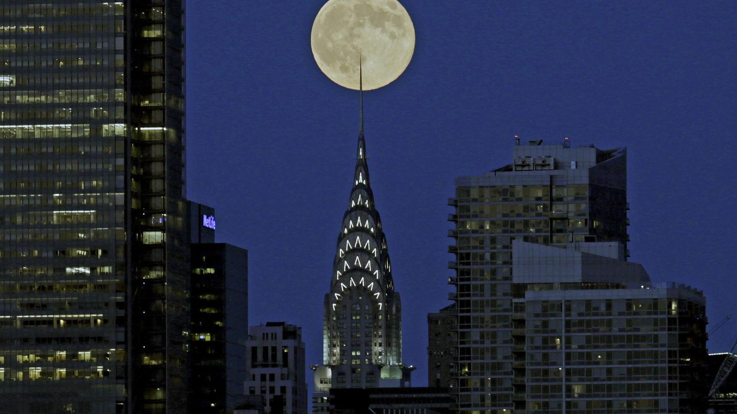 El edificio Chrysler, ante una 'superluna' (EFE)