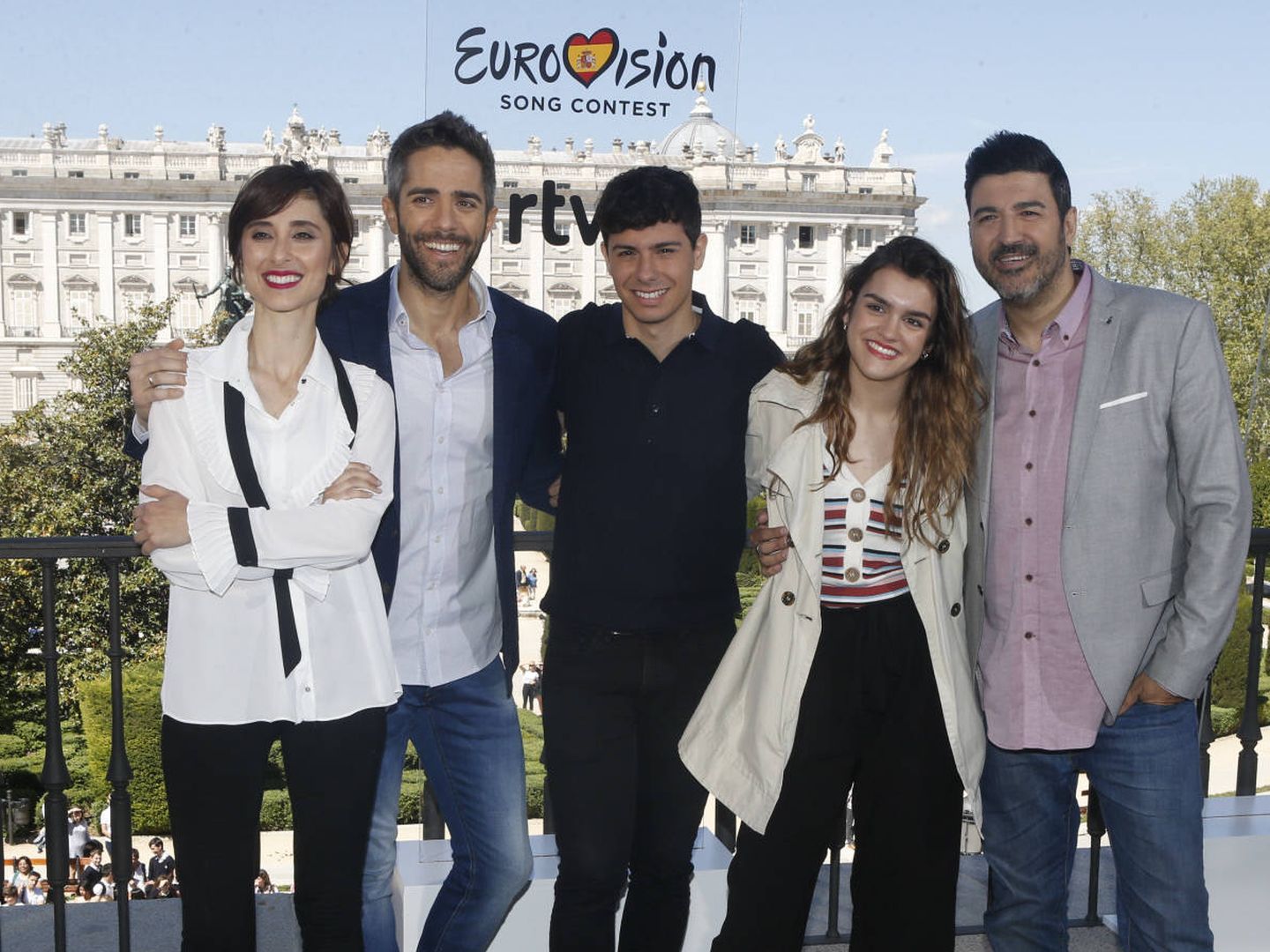 Roberto Leal, junto a Alfred, Amaia y los locutores de España en Eurovisión 2018. (Gtres)
