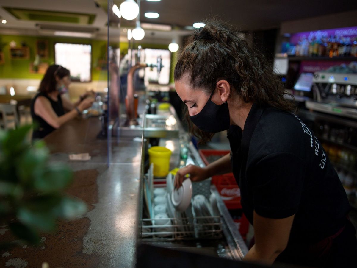 Foto: Una camarera trabaja en un bar en Toledo este miércoles. (EFE)