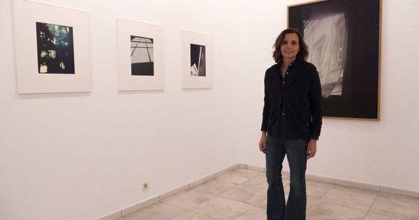 Foto: Olga Cuenca (Ty Trias), junto a algunas de sus obras.