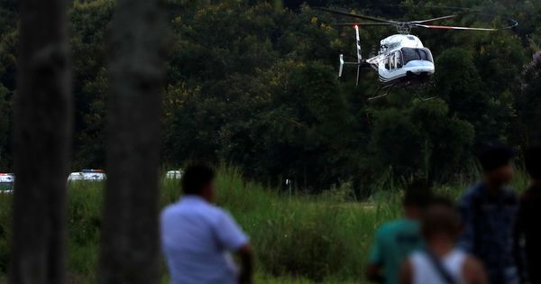 Foto: El helicóptero que transportaba a uno de los últimos chicos rescatados aterriza en un aeropuerto militar en Chiang Rai este martes. (Reuters)