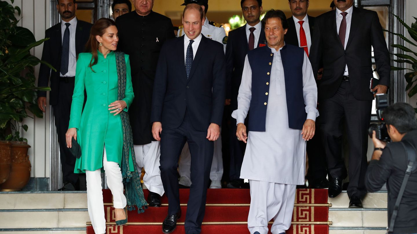 Los duques de Cambridge, con el primer ministro de Pakistán, Imran Khan. (Reuters)