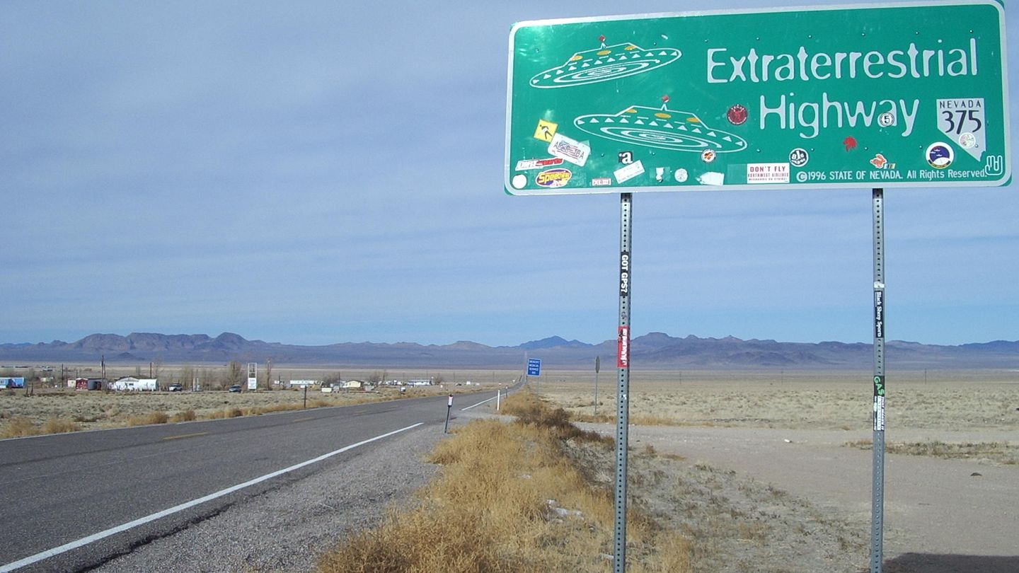 Cartel de la Ruta Estatal 375 en Nevada, la 'Autopista Extraterrestre', donde se encuentra la famosa área 54 y se concentran los avistamientos de OVNIs (Foto: Wikimedia Commons)
