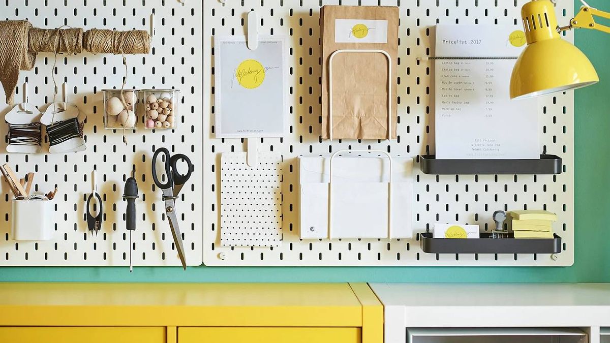 Con este tablero perforado de Ikea podrás cambiar el escritorio a tu antojo  las veces que quieras