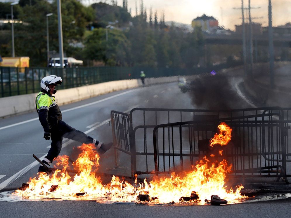 Foto: Una barricada de fuego corta la Ronda de Dalt, en Barcelona, a primera hora del viernes (EFE)