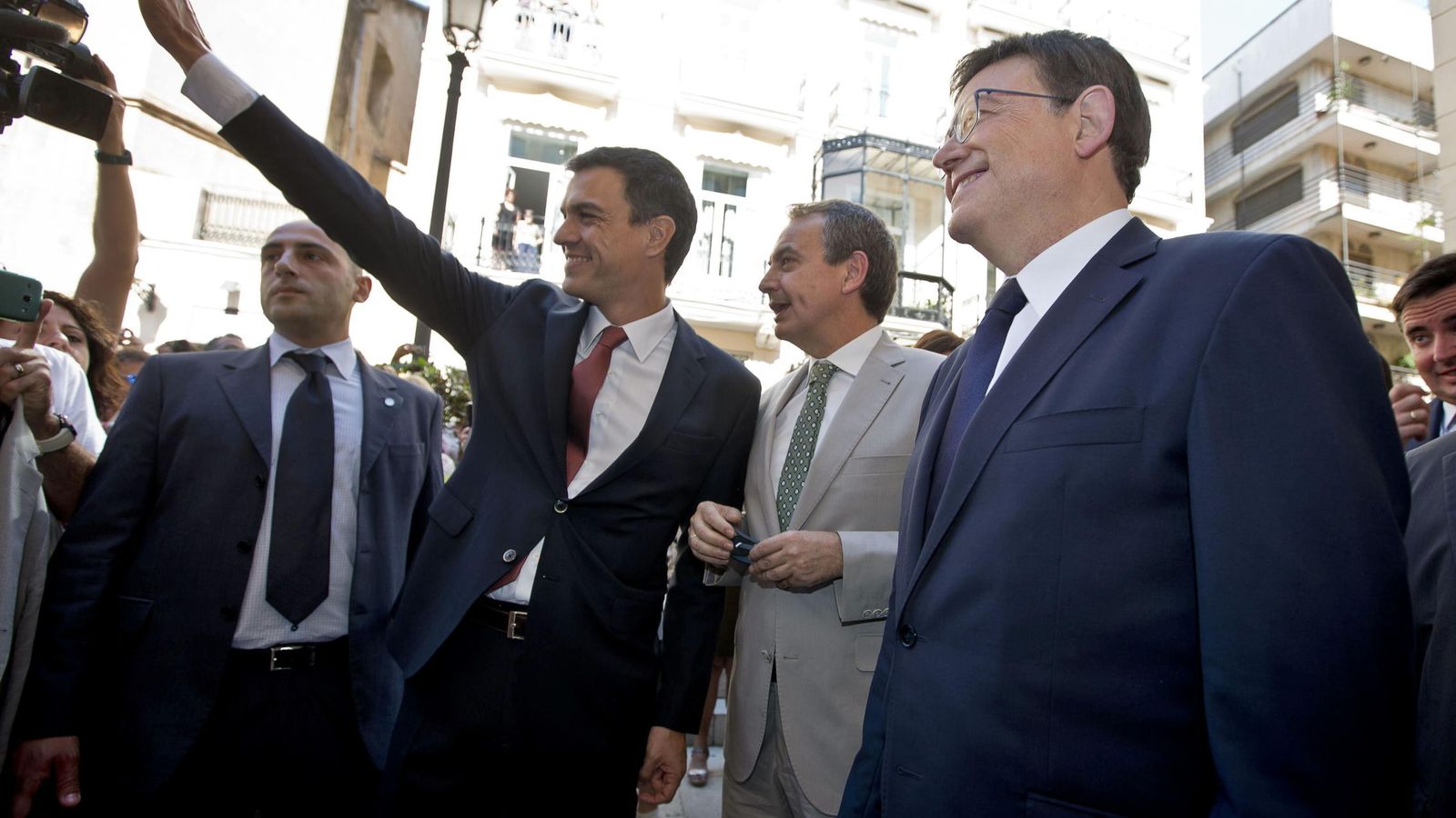Foto: Ximo Puig, en su toma de posesión como presidente de la Generalitat Valenciana, acompañado por José Luis Rodríguez Zapatero y Pedro Sánchez. (EFE)